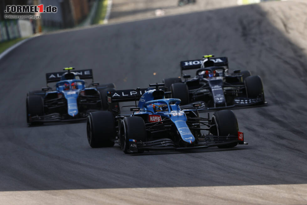 Foto zur News: Fernando Alonso (3): Fuhr in Brasilien praktisch auf dem gleichen Niveau wie Teamkollege Ocon, mit Stärken vor allem über die Renndistanzen, Teamwork inklusive. Abzug gibts unter anderem für die Positionsverluste im Sprintrennen.