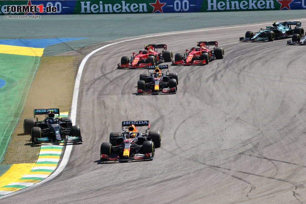 Foto zur News: Valtteri Bottas (3): Sieger im Sprint, was Verstappen einen Punkt gekostet hat. Aber: Hauptaufgabe im Grand Prix nicht erfüllt, beide Red Bull schlüpften durch. Hat dann von Gelbphasen profitiert, wäre sonst vielleicht nicht Dritter geworden. Das war insgesamt befriedigend, aber mehr nicht.