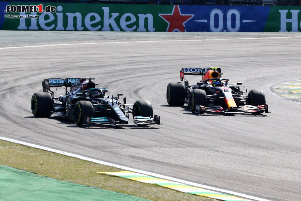 Foto zur News: Sergio Perez (3): Stand bei Red Bull wieder klar im Schatten von Verstappen und hat sich im Sprint beim Start von Sainz abkochen lassen - der einen Reifenvorteil hatte. Sternstunde für Perez: Das Duell gegen Hamilton, in dem er zumindest einen Konter setzte. Dafür gibts am Ende eine Drei.