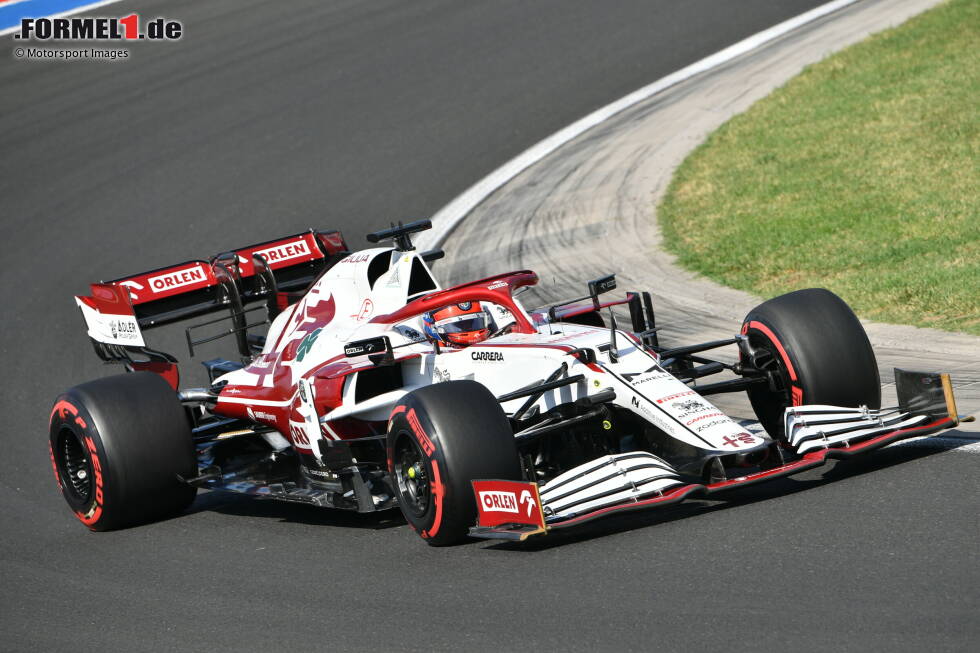 Foto zur News: Kimi Räikkönen (3): Mal ein besseres Qualifying vom &quot;Iceman&quot;, und im Rennen immerhin dran an den Top 10 - nach einer Boxenstrafe, für die er nichts konnte. Das Handicap hat er ganz gut wettgemacht, war in Ungarn besser als Teamkollege Giovinazzi. Immerhin.