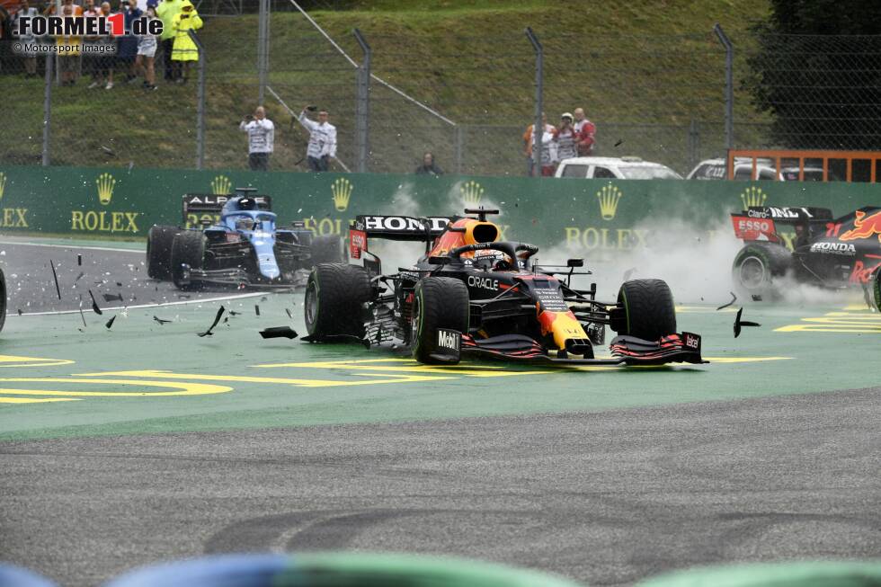 Foto zur News: Max Verstappen (2): Im Qualifying hat er es nicht auf den Punkt gekriegt, daher nur P3 in der Startaufstellung - und leichter Abzug in der Bewertung. Unschuldig getroffen in Kurve 1 und von da an machtlos mit schwer beschädigtem Auto. Dass er damit noch in die Punkte gefahren ist, ist aller Ehren wert!