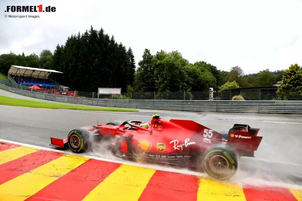 Foto zur News: Carlos Sainz (3): Langsamer als Leclerc, unspektakulär unterwegs, aber eben fehlerfrei. Deshalb bekam Sainz von uns die bessere Note der beiden Ferrari-Fahrer, auch wenn er hinten lag.