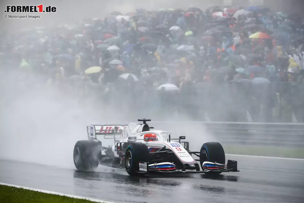 Foto zur News: Nikita Masepin (4): Machte in den Trainings eine gute Figur gegen Schumacher, war im Qualifying dann aber doch wieder eine Sekunde langsamer. Positiv zugutehalten kann man ihm: Er hat sein Auto auf der Strecke gehalten und keinen Schrott produziert, und das bei extremem Regen.