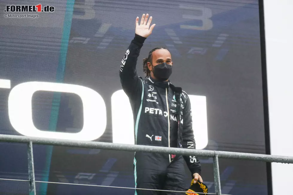 Foto zur News: Lewis Hamilton (2): Grundsolides Wochenende vom Titelverteidiger, an dem er sich keinen Fehltritt geleistet hat. Abzug gibt es aber doch, für das Qualifying und &quot;nur&quot; P3 hinter Verstappen und Russell.