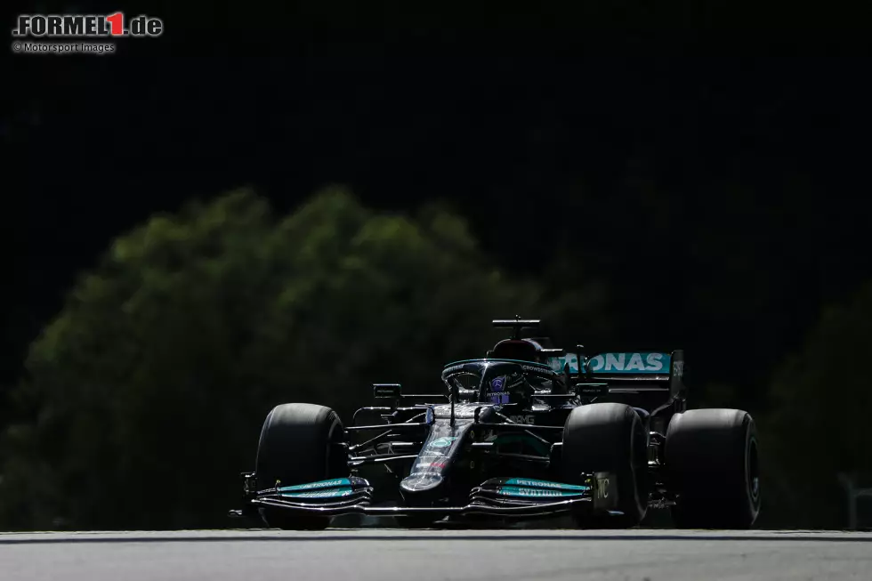 Foto zur News: Lewis Hamilton (2): Souverän zu Platz zwei gefahren, mehr war gegen Red Bull an diesem Wochenende nicht drin. Dennoch müssen wir bei ihm zwei Dinge abziehen: einmal das (hauchdünn) verlorene Qualifying-Duell mit Valtteri Bottas und seinen Fahrfehler in Kurve 4. Der hat aber gezeigt: Hamilton gibt alles!