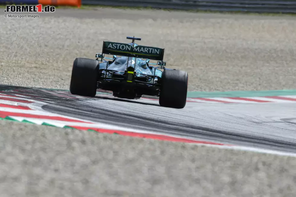 Foto zur News: Lance Stroll (2): Wer seinen Teamkollegen das ganze Wochenende über im Griff hat und dauerhaft in den Punkten unterwegs ist, der hat sich eine 2 redlich verdient. Für die Bestnote fehlte uns beim Kanadier der besondere Moment im Qualifying (Letzter in Q3) oder im Rennen.