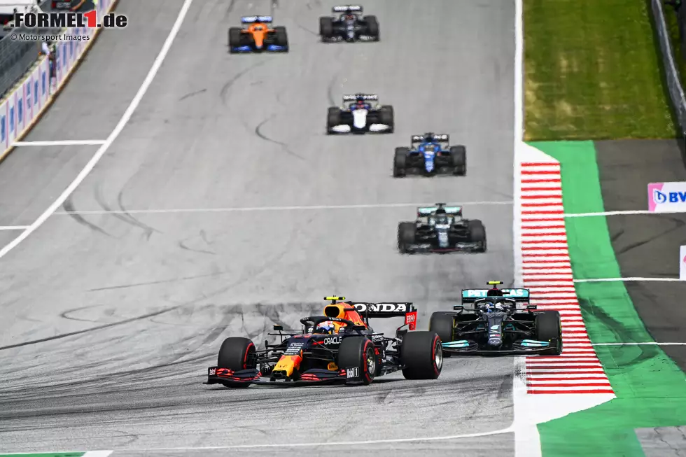 Foto zur News: Sergio Perez (3): Hat seine Rolle als Helfer von Max Verstappen nur zum Teil erfüllt. Hat zwar dafür gesorgt, dass Mercedes nicht vorzeitig in die Box abbiegen konnte, aber der fünfte Platz im Qualifying war die Grundlage, dass er den Anschluss nach vorne verlor. Zumindest Bottas hätte er am Wochenende schlagen müssen.