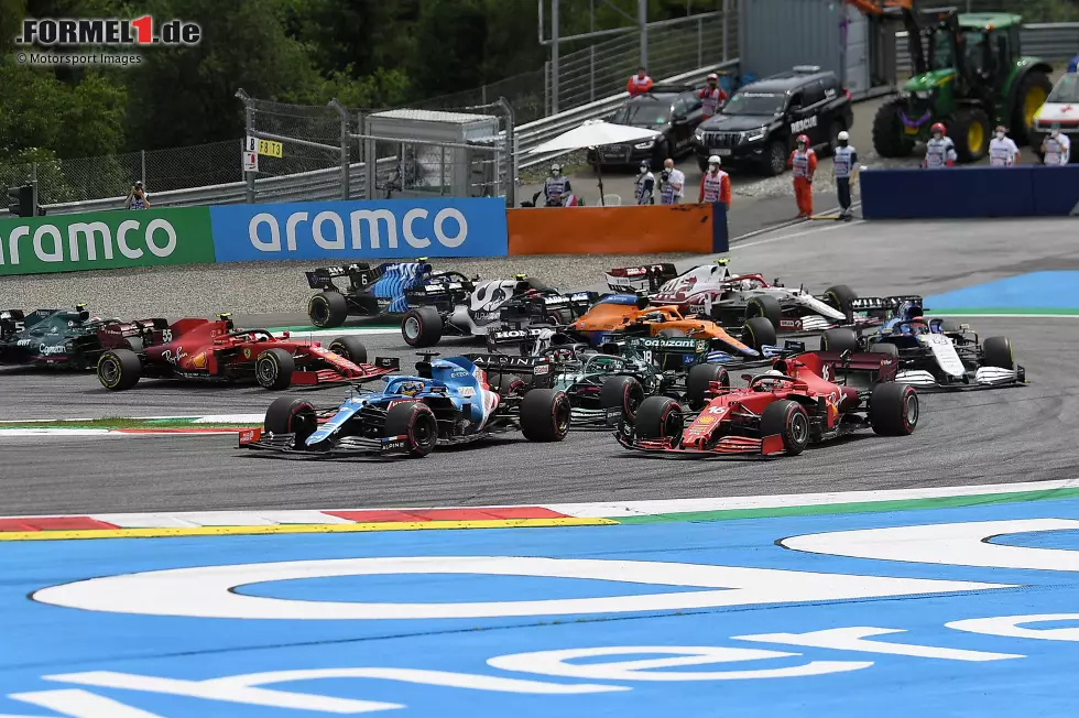 Foto zur News: Charles Leclerc (3): Der offizielle Fahrer des Tages war bei uns weit weg davon. Zwar war alles ab der zweiten Runde sehr stark, doch die Berührung mit Pierre Gasly geht ganz allein auf seine Kappe. Den kaputten Frontflügel und die schlechte Ausgangslage hat er sich somit selbst zuzuschreiben.