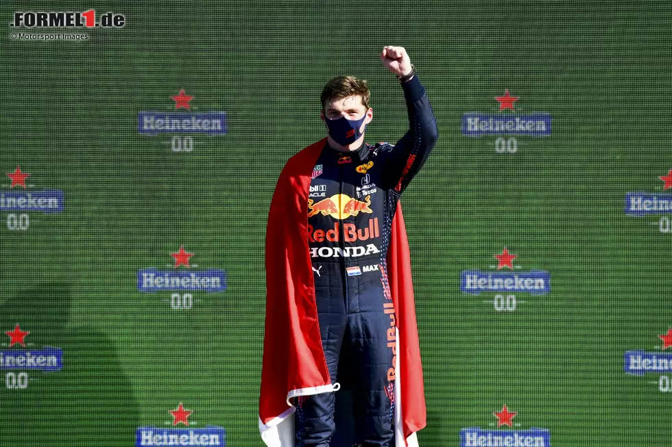 Foto zur News: Max Verstappen (1): Da kann man nicht viel kritisieren. Unter großem Druck von 65.000 Niederländern vor Ort in Zandvoort hat Verstappen ein blitzsauberes Wochenende hingelegt. Einzig die Pole-Runde war nicht ganz optimal, aber das lag hauptsächlich am kaputten DRS. Sonst sensationell. Das gibt natürlich eine Eins!