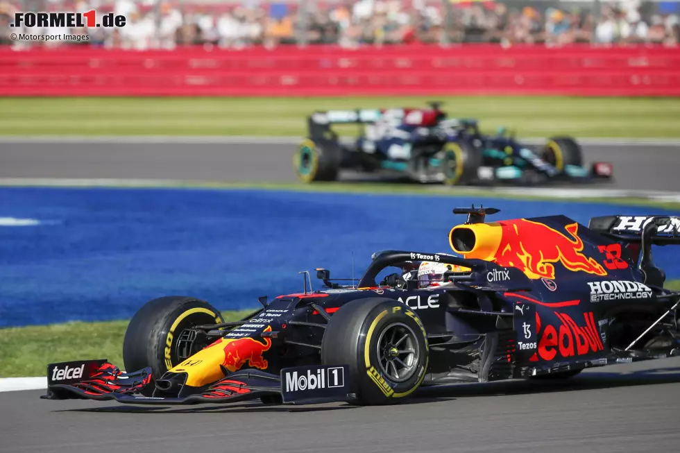 Foto zur News: Max Verstappen (2): Wieder ein starkes Wochenende von ihm, wie der Sieg im Sprintrennen beweist. Aber perfekt lief es nicht: Abzug gibts für das verlorene Qualifying gegen Hamilton und für die Berührung im Grand Prix, die auch Verstappen hätte vermeiden können.