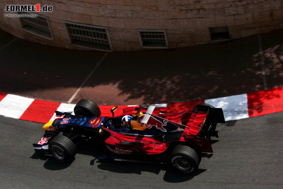 Foto zur News: In Monaco ist der Rennstall zudem immer wieder mit ausgefallenen Filmreferenzen zu sehen. 2006 fährt David Coulthard als &quot;Superman&quot; sogar auf das Podest - natürlich inklusive Cape!