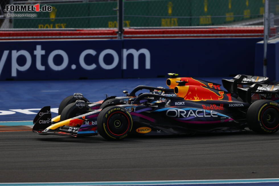 Foto zur News: 2023 setzen die Bullen in Miami auf ein Sonderdesign. Mit Erfolg: Max Verstappen und Sergio Perez fahren mit der bunten Lackierung einen Doppelsieg für Red Bull ein.