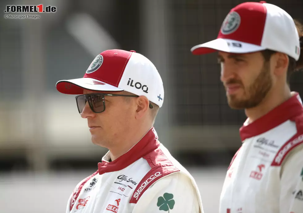 Foto zur News: Kimi Räikkönen (Alfa Romeo): 4 Punkte - Falsche Startposition in Budapest (1), falsche Boxeneinfahrt in Mugello (1) und Kollision am Nürburgring (2)