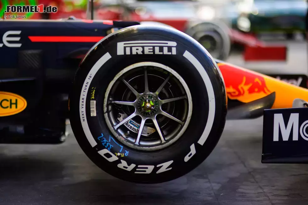 Foto zur News: Red Bull RB16B: Vorderrad mit Felge