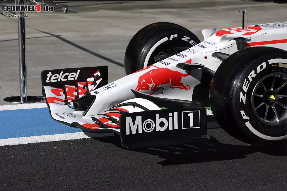 Foto zur News: Red Bull RB16B: Frontflügel