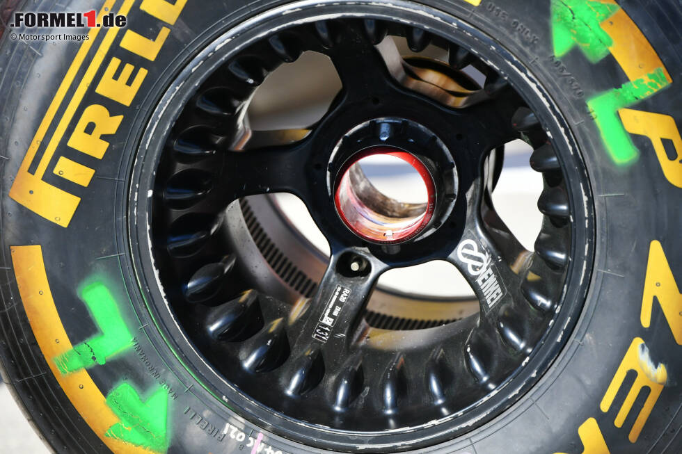 Foto zur News: Formel-1-Felge mit Pirelli-Reifen