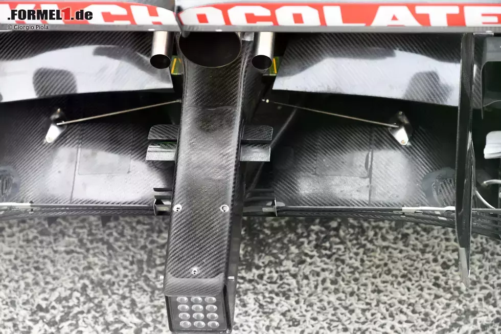 Foto zur News: McLaren MCL35M: Hintere Crashstruktur mit Winglets