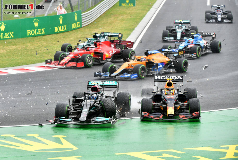 Foto zur News: Doch auch hinter diesem Unfall geht es turbulent zu. Lance Stroll verpasst im Aston Martin den richtigen Bremspunkt und droht in den Alpine von Esteban Ocon zu krachen. Sein Ausweichmanöver über die Wiese endet in Charles Leclerc und Daniel Ricciardo (im Hintergrund).