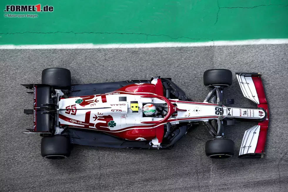 Foto zur News: Alfa Romeo: Klassische Lösung mit zwei auffälligen, stark nach außen geschwungenen Finnen