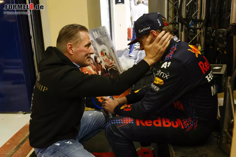 Foto zur News: ... als er den Helm abgelegt hat, wird es nochmals ganz still, beinahe andächtig: Verstappen setzt sich im Boxengebäude, nur sein Vater Jos Verstappen ist bei ihm, spricht ruhig auf den Sohnemann ein. Als nächstes ...