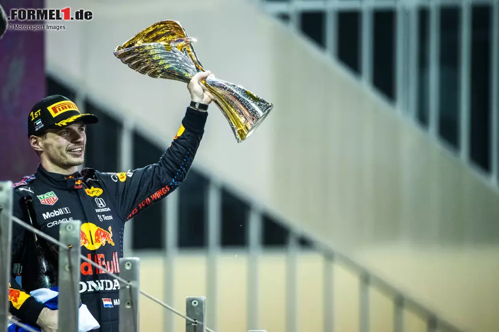 Foto zur News: ... feiert Verstappen auf dem Podium. Dort bekommt er den Siegerpokal für das Rennen in Abu Dhabi. Wichtig zu wissen: Das ist nicht der WM-Pokal. Den kriegt er erst bei der FIA-Gala am Donnerstag, sofern es nicht noch eine Berufung gibt.