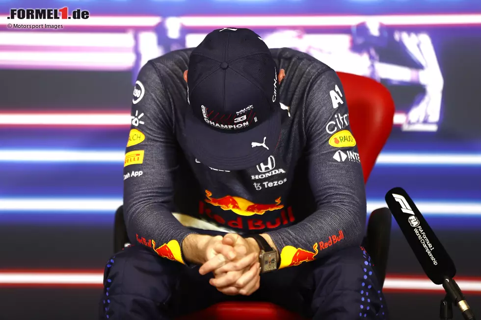 Foto zur News: ... wird es danach noch einmal ruhiger für Verstappen. Erst Pressekonferenz, dann WM-Pressekonferenz. Und zwischendurch muss er einfach mal sacken lassen, was gerade alles passiert ist. Anschließend ...