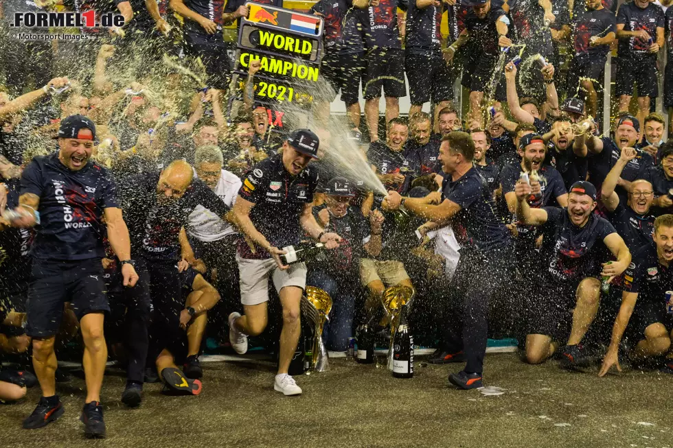 Foto zur News: ... jemand den ersten Korken knallen lässt. Teamchef Horner scheint hier auf der Poleposition zu stehen. Und dann eskaliert das Gruppenbild natürlich, weil auch andere Personen ein Fläschchen dabei haben!