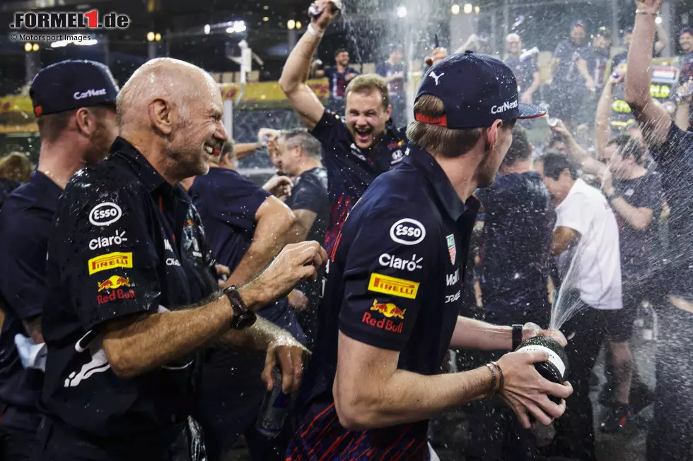 Foto zur News: Newey fährt hier eine clevere Strategie: Er versteckt sich einfach hinter Verstappen, damit ihn der nicht nass machen kann. Aber auch der Aerodynamik-Guru kommt nicht trocken raus aus dieser Nummer!