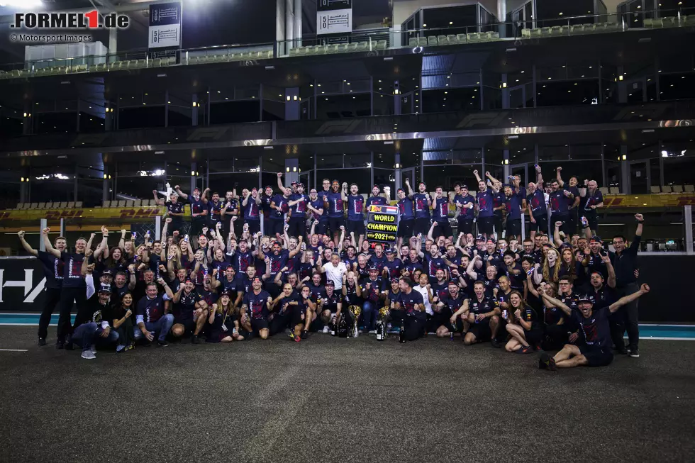 Foto zur News: Dann versammelt sich das gesamte Red-Bull-Team zum Fototermin in der Boxengasse. Beste Stimmung natürlich, bis ...