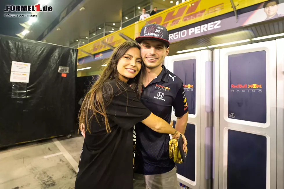 Foto zur News: ... irgendwann in dieser wilden Sause findet Verstappen schließlich die Zeit, auch mit seiner Freundin Kelly Piquet ein paar ruhige Momente zu verbringen. Wie die Partynacht dann weitergeht, das entzieht sich unserer Kenntnis.