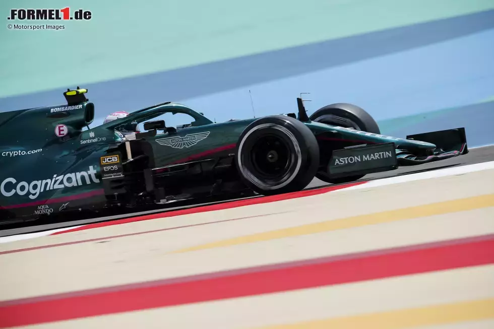 Foto zur News: Sebastian Vettel im Aston Martin AMR21