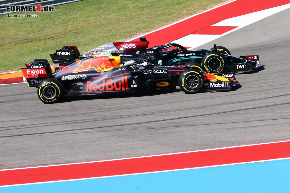 Foto zur News: Austin: Wieder eine Mercedes-Strecke, eigentlich. Doch ab dem Qualifying ist Red Bull vorne: Verstappen holt die Pole, wehrt im Rennen alle Mercedes-Angriffe ab und siegt hauchdünn vor Hamilton, der sich den Bonuspunkt schnappt. Verstappen baut seine WM-Führung aus: 275,5:287,5 Punkte.