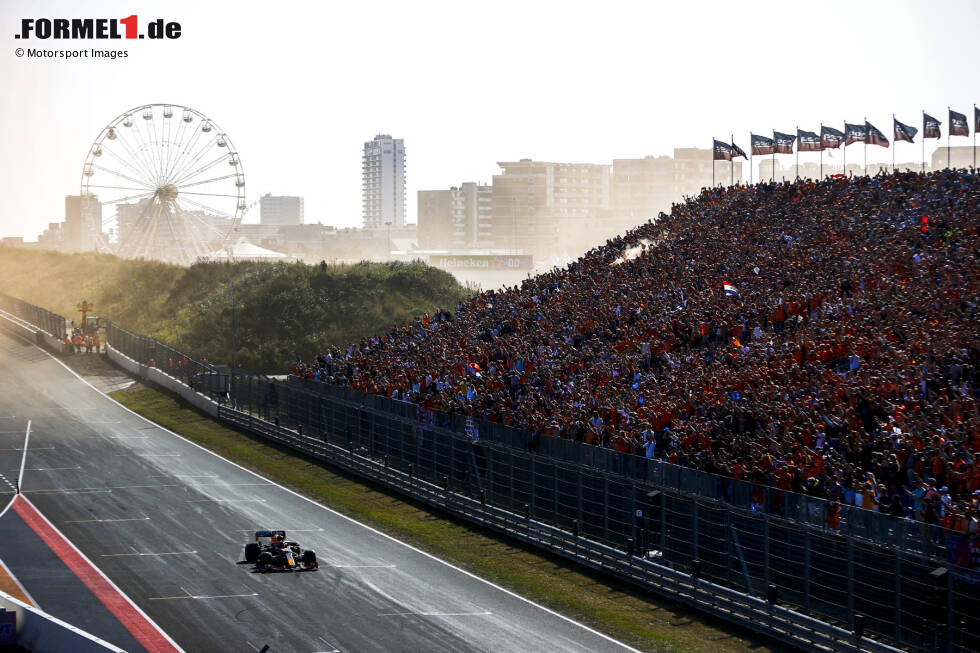 Foto zur News: Zandvoort: Weiter gehts zum ersten Niederlande-Grand-Prix der Neuzeit, den Verstappen dominiert. Der hohe Druck macht ihm nichts aus und er übernimmt wieder P1 in der Gesamtwertung vor Hamilton, der P2 plus schnellste Runde sicherstellt. Aus seiner Sicht bedeutet das: 221,5:224,5 Punkte.