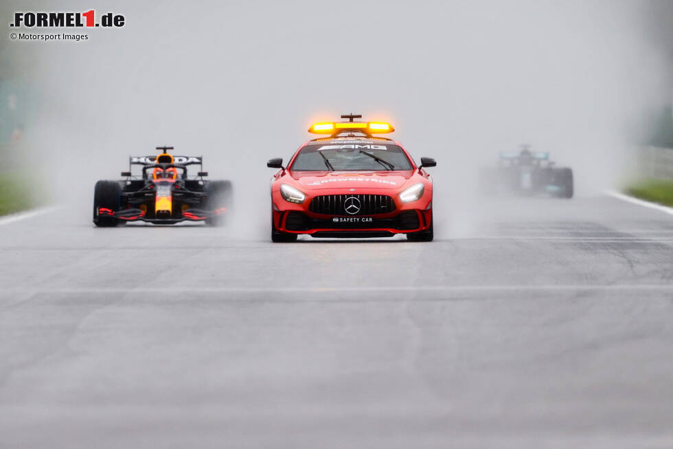 Foto zur News: Spa: Das Qualifying ist mehr als die halbe Miete, weil das Rennen aufgrund Schlechtwetters praktisch gar nicht stattfindet. Der &quot;Grand Prix&quot; wird mit nur einer Runde gewertet, Verstappen gewinnt und nimmt 12,5 Punkte mit. Hamilton kommt auf P3 und bekommt 7,5 Zähler. Damit wird es noch enger in der Gesamtwertung: 202,5:199,5.