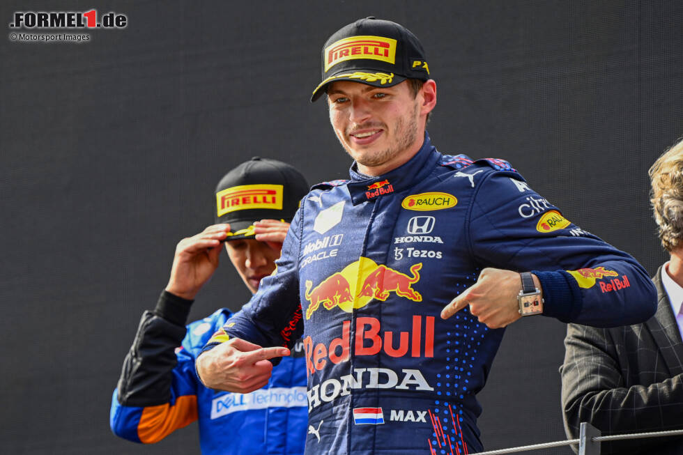 Foto zur News: Spielberg 1: Auf der Red-Bull-Hausstrecke ist es wiederum Verstappen, der den Sieg erzielt. Nach Hamilton gewinnt auch er zwei Rennen in Folge in der Saison 2021. Aber: Hamilton lässt Verstappen mit P2 nicht weit davonziehen, holt zudem den Bonuspunkt für die schnellste Runde. Neuer Zwischenstand: 138:156 Punkte.