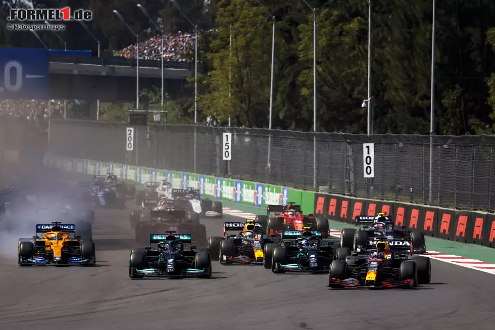 Foto zur News: Mexiko: Auf dem Papier eine Red-Bull-Strecke, doch überraschend sichert sich Mercedes die Startplätze 1 und 2. Hilft aber nichts, denn im Rennen katapultiert sich Verstappen gleich beim Start an Hamilton und Bottas vorbei! Er gibt die Führung nicht mehr ab und baut auch seine WM-Führung weiter aus: 312,5:293,5 Punkte.