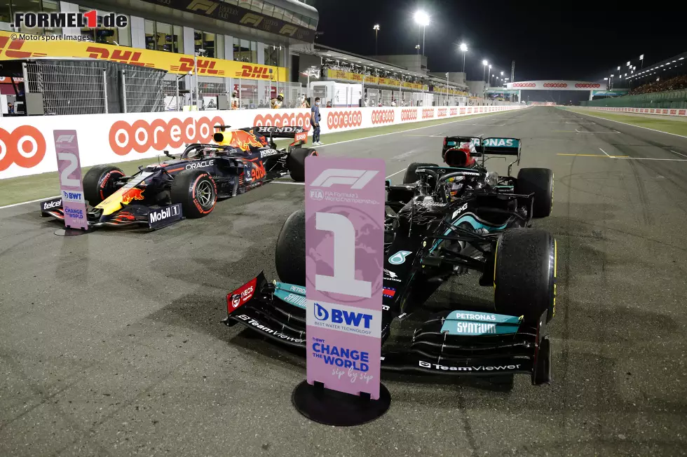 Foto zur News: Katar: In der Wüste ist erneut kein Kraut gegen den Weltmeister gewachsen. Hamilton holt sich die Pole und gewinnt zum zweiten Mal in Folge. Schadensbegrenzung für Verstappen: Trotz einer Fünf-Positionen-Gridstrafe wird er am Ende noch Zweiter und holt die schnellste Runde. So holt Hamilton nur sechs Zähler auf: 351,5:343,5 Punkte.