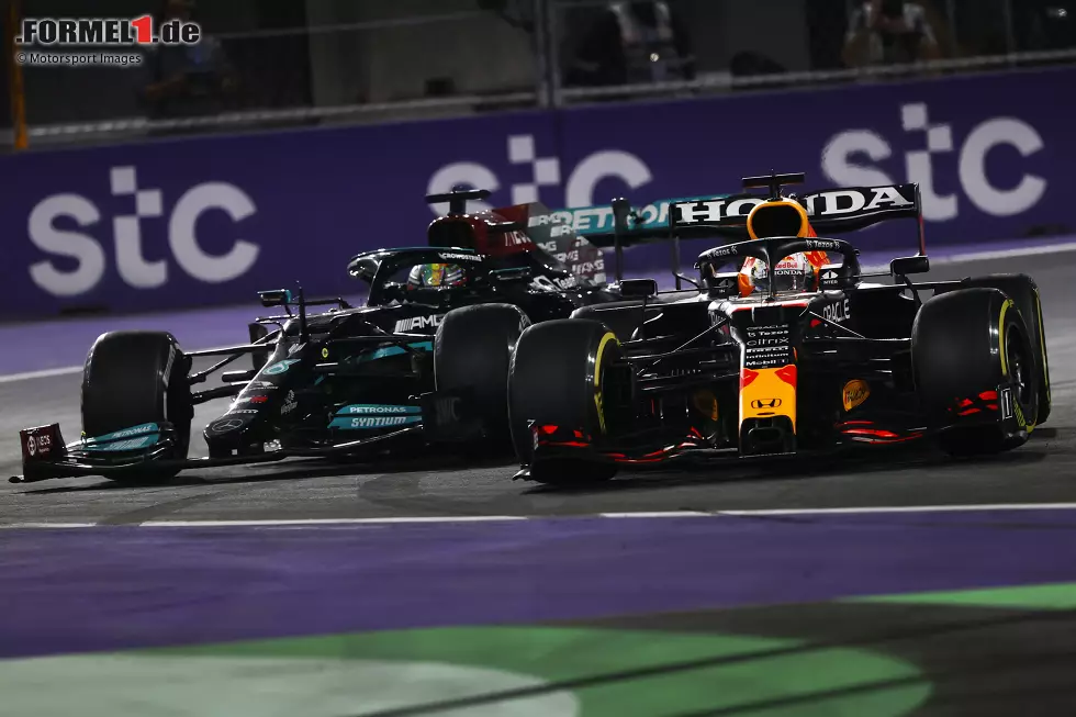 Foto zur News: Saudi-Arabien: Die Formel-1-Premiere in Dschidda hat alles! Rote Flaggen, Unfälle, Kontroversen - und einen weiteren Crash zwischen Hamilton und Verstappen. Beide sehen allerdings die Zielflagge und am Ende gewinnt Hamilton vor seinem Rivalen, weshalb beide punktgleich ins Saisonfinale in Abu Dhabi gehen: 369,5:369,5 Punkte.