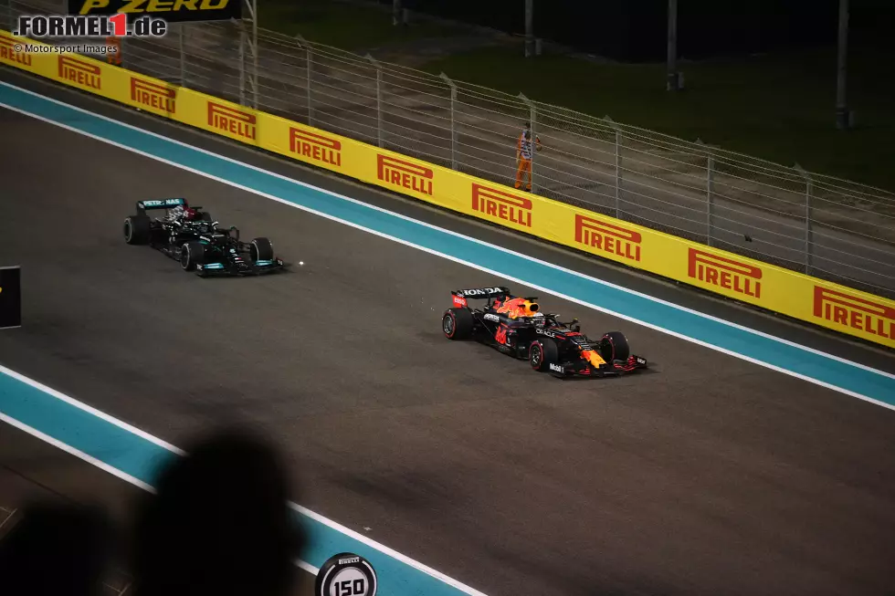 Foto zur News: Abu Dhabi: Die Entscheidung fällt im letzten Rennen und in der letzten Runde, nach dem Restart infolge einer späten Safety-Car-Phase. Verstappen hat Reifenvorteil und überholt Hamilton, gewinnt das Rennen und die WM. Am Ende steht es 395,5:387,5 Punkten zugunsten von Verstappen.