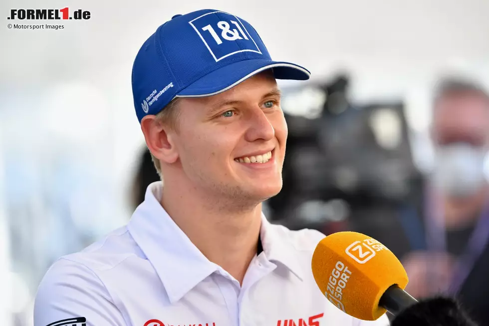 Foto zur News: Mick Schumacher: &quot;Ich drücke beiden die Daumen. Es wird interessant. Wer auch immer gewinnt, es liegt nicht in meiner Hand. Bisher ist nichts entschieden, also kann ich nicht sagen, was ich [über den WM-Ausgang] denke.&quot;