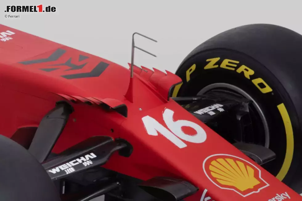 Foto zur News: Auf Höhe der Vorderräder sprießen einige kleine Winglets aus der Frontpartie des Fahrzeugs. Bei Ferrari sind das gleich vier Stück pro Seite und damit mehr als bei jedem anderen Auto im 2021er-Feld.