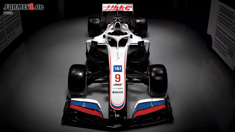 Foto zur News: US-Team Haas hat sein Farbdesign für die Formel-1-Saison 2021 vorgestellt. Das Auto von Mick Schumacher und Nikita Masepin läuft im Russland-Look auf, passend zum neuen Titelsponsor Uralkali! Hier die weiteren Bilder ...