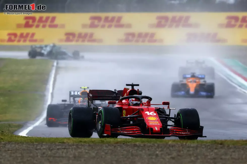 Foto zur News: Charles Leclerc (2): Kleine Abzüge gibt es unter anderem für den Crash im Training und den Dreher in der Einführungsrunde. Davon abgesehen eine starke Vorstellung mit P4 in Quali und Rennen. Viel mehr ist im Ferrari wohl nicht drin. Wegen der angesprochenen Abzüge geht&#039;s allerdings knapp an der 1 vorbei.