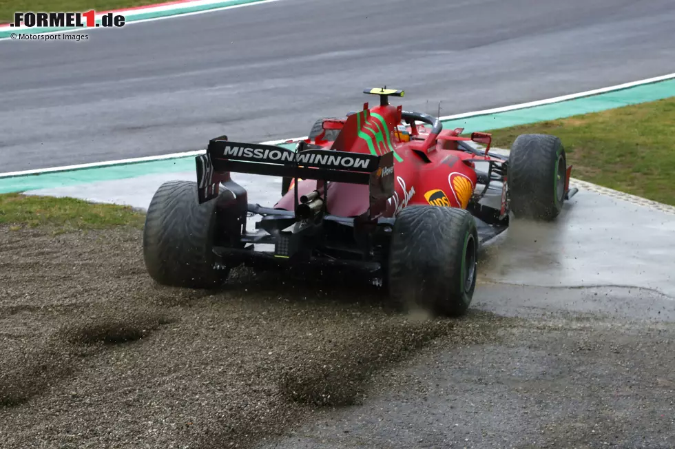 Foto zur News: Carlos Sainz (4): Auch hier macht&#039;s am Ende die Summe der Fehler. Kaum ein anderer Fahrer war so oft neben der Strecke wie der Spanier. Sogar sein Renningenieur ermahnte ihn zwischendurch, etwas &quot;ruhiger&quot; zu werden. Glück gehabt, dass keiner seiner zahlreichen Fehler größere Konsequenzen hatte.