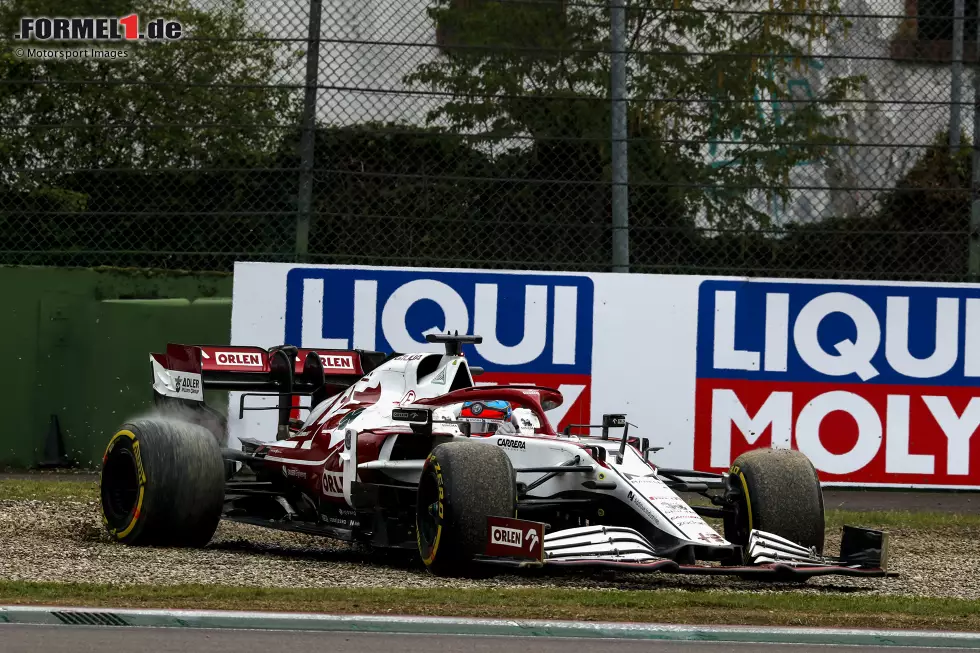 Foto zur News: Kimi Räikkönen (3): Ohne die durchaus verwirrende Strafe hätte er die ersten Punkte des Jahres für Alfa Romeo geholt. Seine Leistung war ordentlich, nur der Fehler vor dem Neustart vermasselte dann die Top 10. Reicht insgesamt aber noch für die 3, weil er am ganzen Wochenende schneller als der Teamkollege war.