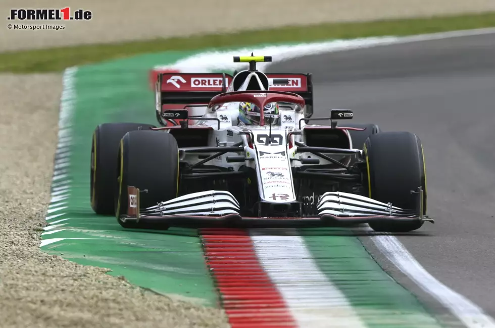 Foto zur News: Antonio Giovinazzi (3): Auch der Italiener hätte die ersten Punkte für Alfa Romeo holen können, wenn es an seinem Auto nach dem Neustart kein Problem gegeben hätte, als er in den Top 10 lag. War zwar etwas langsamer als der Teamkollege, dafür aber recht fehlerfrei. Für das Technikpech kann er nichts, deshalb gibt&#039;s eine ordentliche 3.