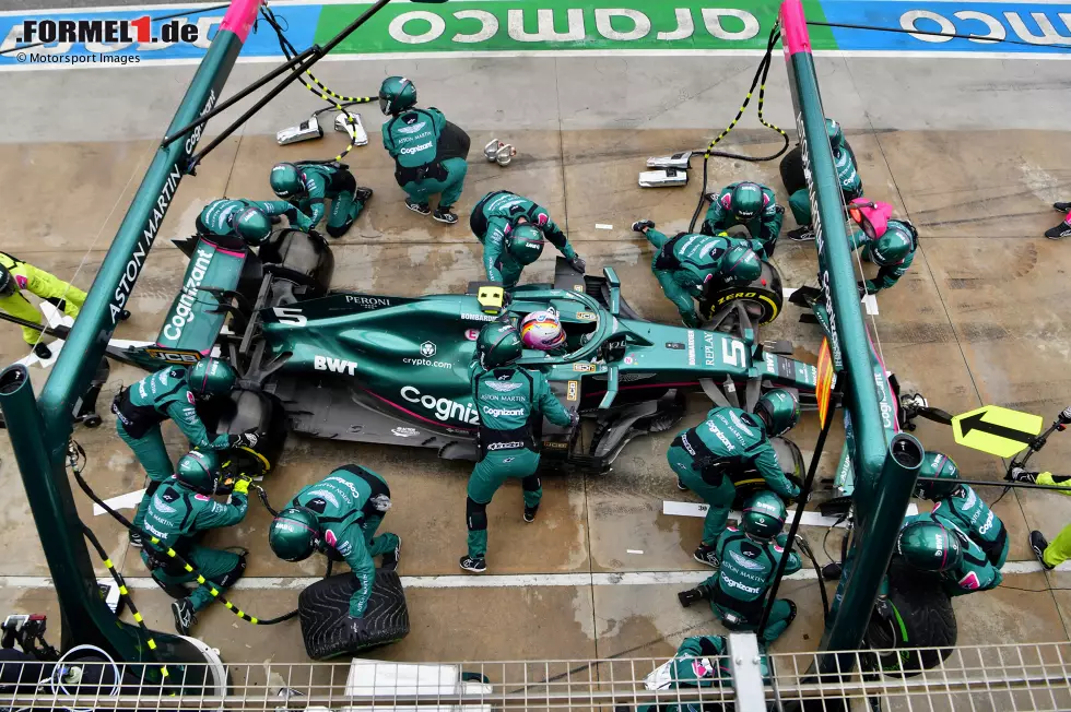 Foto zur News: Sebastian Vettel (4): Der Deutsche machte keinen größeren Fehler, das Rennen hat ihm das Team bereits vor dem Start ruiniert. Erst musste er aus der Box starten, dann gab&#039;s auch noch eine Strafe. Seine Leistung war in Ordnung, für die 3 insgesamt aber etwas zu wenig, weil das Qualifying mit P13 dazu zu schwach war.