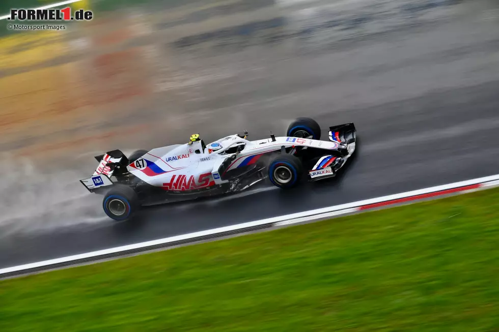 Foto zur News: Mick Schumacher (1): Das &quot;gewisse Extra&quot; hat der Rookie am Samstag mit seinem Q2-Einzug im schlechtesten Auto geliefert. Im Rennen früh und unverschuldet von Alonso abgeräumt, am Ende aber trotzdem wieder klar vor dem Teamkollegen. Schumachers bislang bestes Formel-1-Wochenende. Das belohnen wir mit der Bestnote!