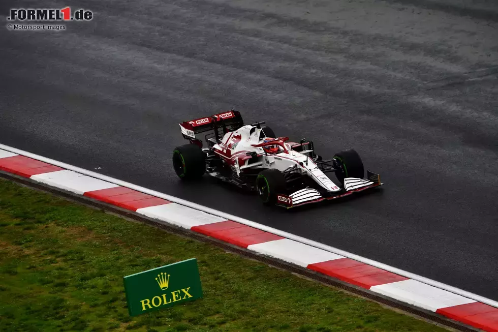 Foto zur News: Kimi Räikkönen (4): Nach P19 im Qualifying im Rennen zumindest noch bis auf P12 nach vorne gekommen. Die Rennpace war also nicht so verkehrt, aber nachdem er am Samstag mehr als eine Sekunde langsamer als der Teamkollege war, war uns das für eine 3 dann doch zu wenig vom scheidenden Ex-Weltmeister.