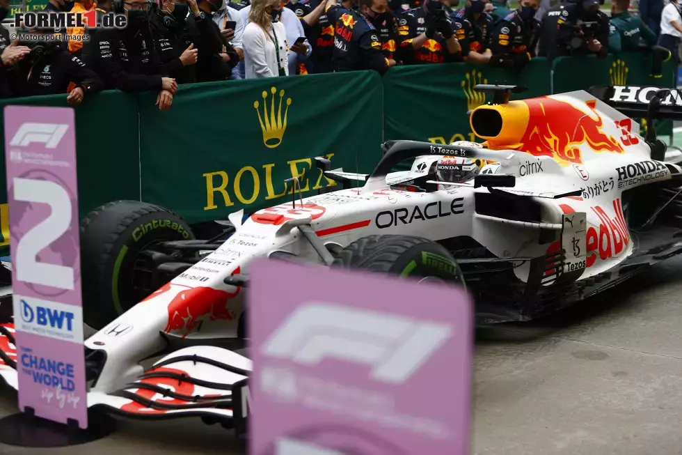 Foto zur News: Max Verstappen (2): Der Mercedes war in Istanbul vermutlich das schnellere Auto, deshalb war mehr als P3 im Qualifying und P2 im Rennen wohl nicht drin. Für eine 1 fehlte uns am Ende das &quot;gewisse Extra&quot;. Keine großen Fehler gemacht, aber das war eher &quot;Dienst nach Vorschrift&quot; ohne besonderen Verstappen-Moment.